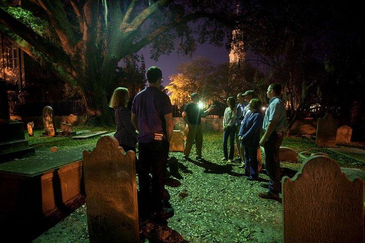 Visita guiada nocturna a pie por el fantasma y el cementerio de Charleston