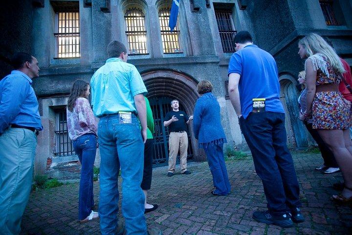 Excursão noturna a pé na Cadeia Assombrada de Charleston com admissão na Cadeia da Cidade Velha