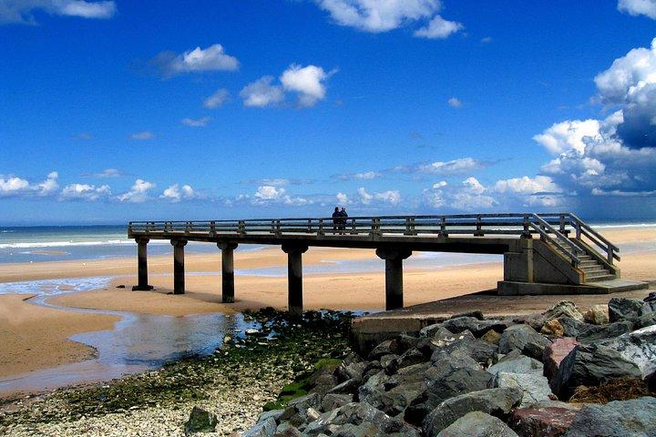 バイユー発ノルマンディーのアメリカとイギリスの DDay ビーチ半日ツアー
