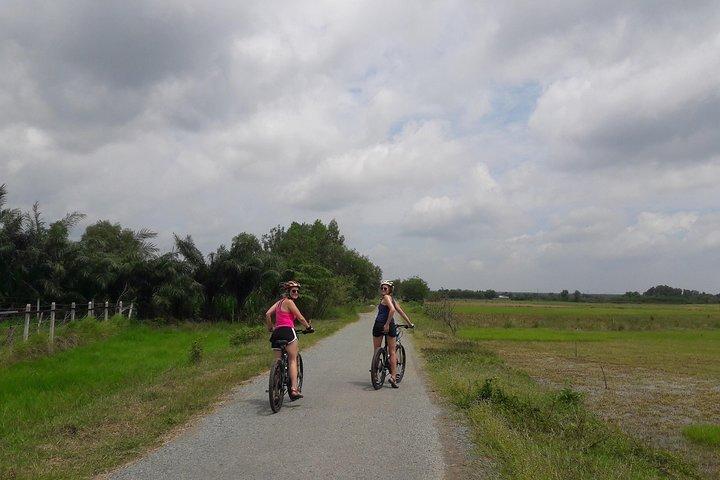 Experiência de dia inteiro nos túneis de Cu Chi de bicicleta.