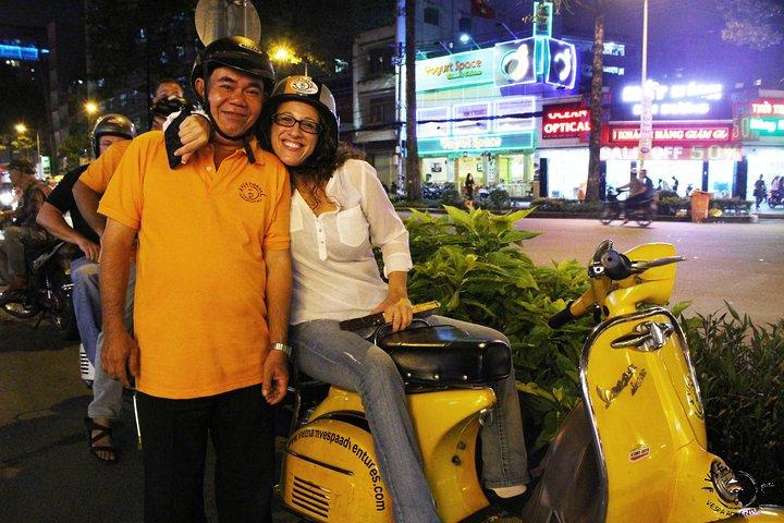 Saigon After Dark Indimenticabile tour in Vespa Avventura notturna