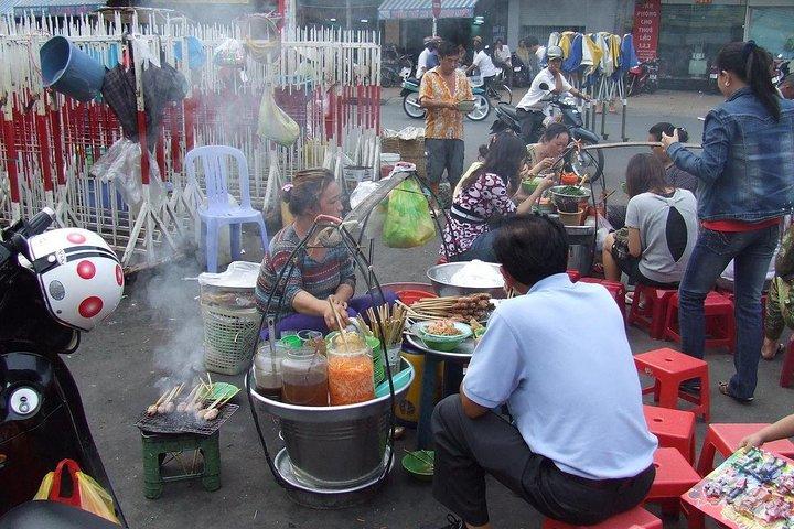 4 Stunden Saigon Jeep Street Food Nightlife Tour-Erlebnis