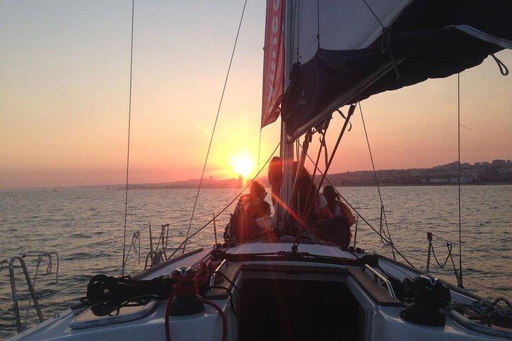 Excursion en voilier au coucher du soleil sur le fleuve Tage