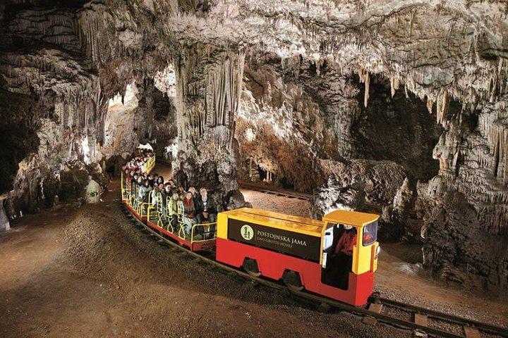 Postojna Grotte og Predjama Slot Dagstur fra Trieste