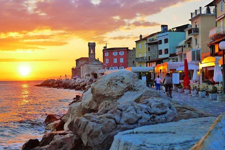 Piran e costa panorâmica da Eslovênia de Trieste