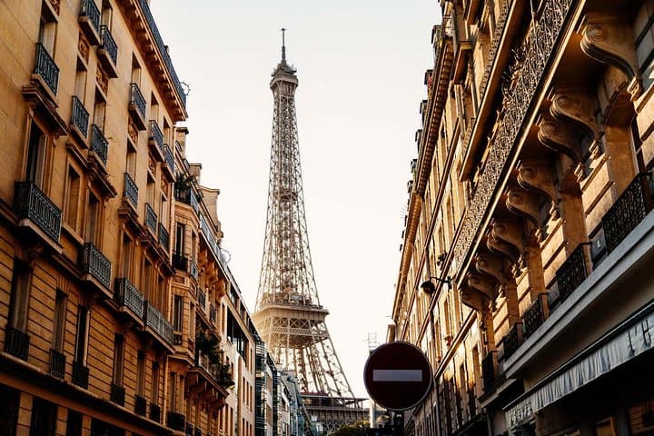 PRIVATE TOUR: Highlights & Hidden Gems of Paris With Locals