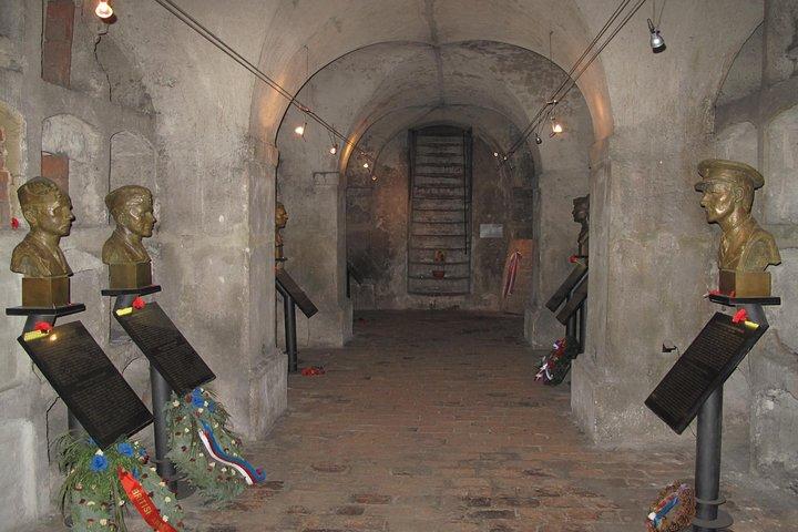 Den enda fullständiga Anthropoid-turen med ett besök i kurvan och Lidice, med privat bil