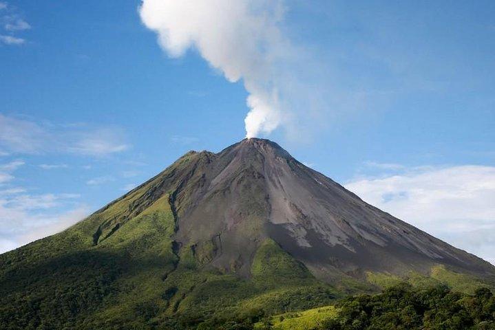Dagstur från San Jose till Arenal Volcano & Baldi Hot Springs