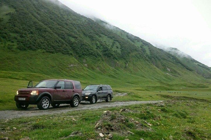 Tour de día completo en jeep a Kazbegi y Truso Gorge de Tbilisi