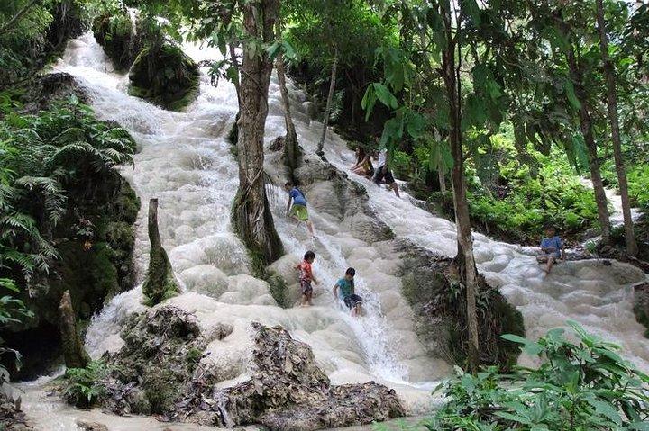 Privat Chiang Mai tur til Bua Thong vandfald og Ziplining