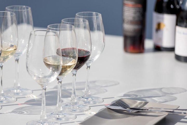 Excursão de degustação de comida e vinho grega para grupos pequenos em Santorini