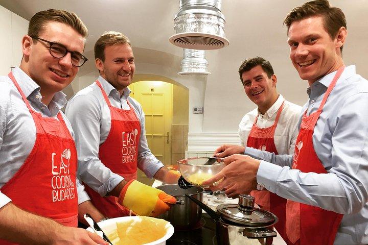 Easy Cooking Class Budapest - マーケット ウォーク付き (地元のワインとパーリンカを含む)