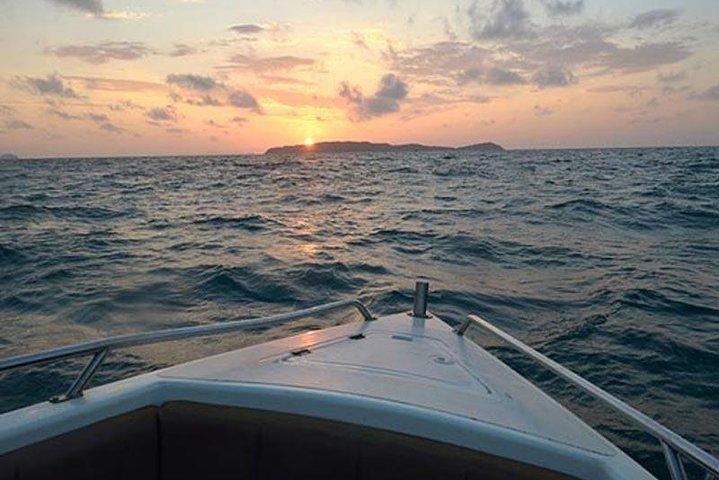 Tour privado a Phi Phi Early Bird en barco charter