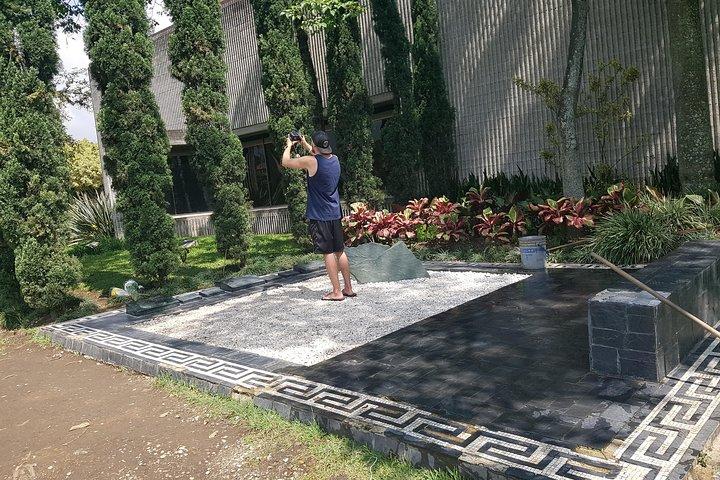 Pablo Escobar Private Group Tour Including La Catedral Jail in Medellin