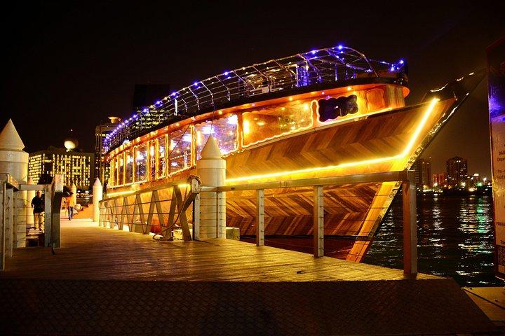 Dubai 5-stjernet Marina Dhow Cruise-middag med overførsler