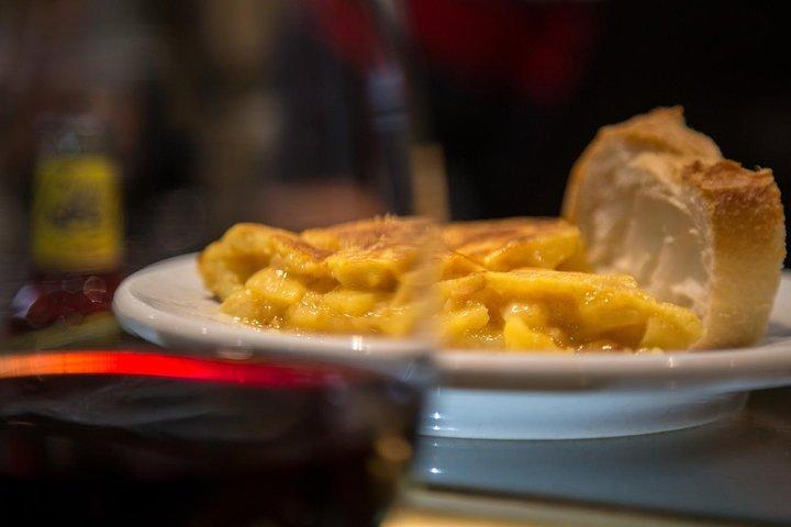Madrid Local's Wein- und Tapas-Mittagessentour mit einer Prise Geschichte