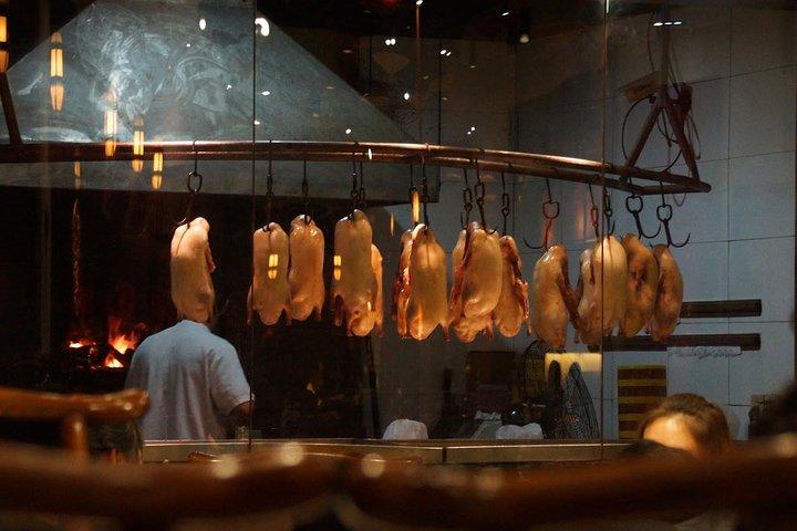 素晴らしい上海のナイトライトで北京ダックの食事体験