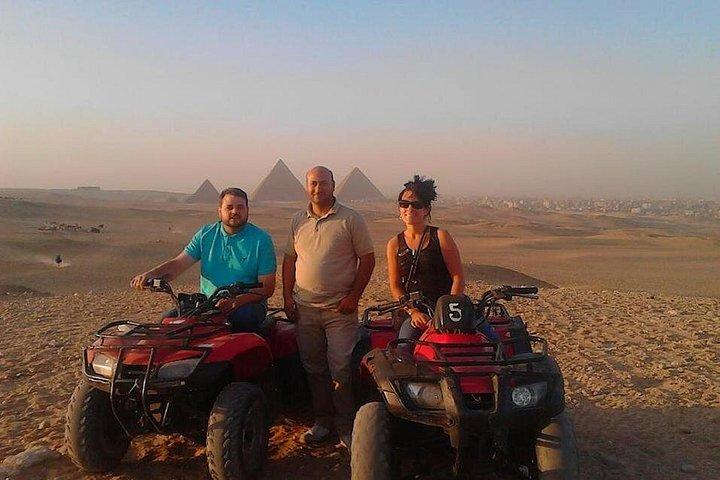 ギザピラミッド周辺のATVクワッドバイクによる1時間の砂漠サファリ