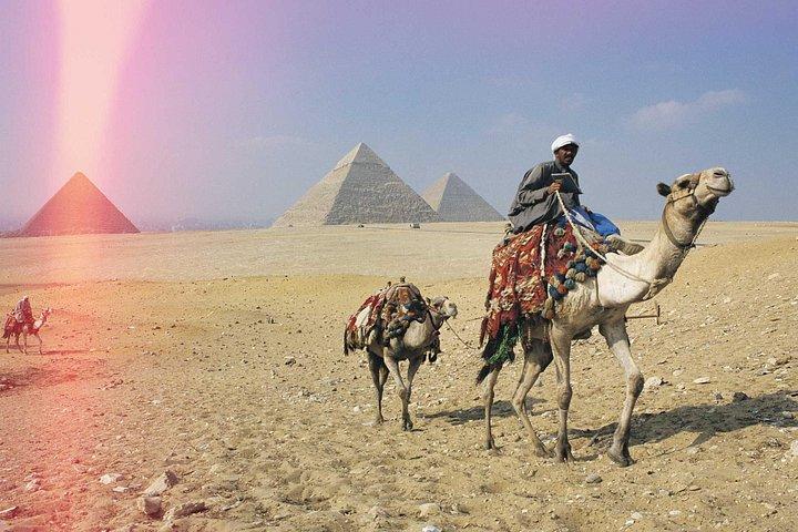 終日旅行 ギザのピラミッドとエジプト博物館 シャルム エル シェイクから飛行機で