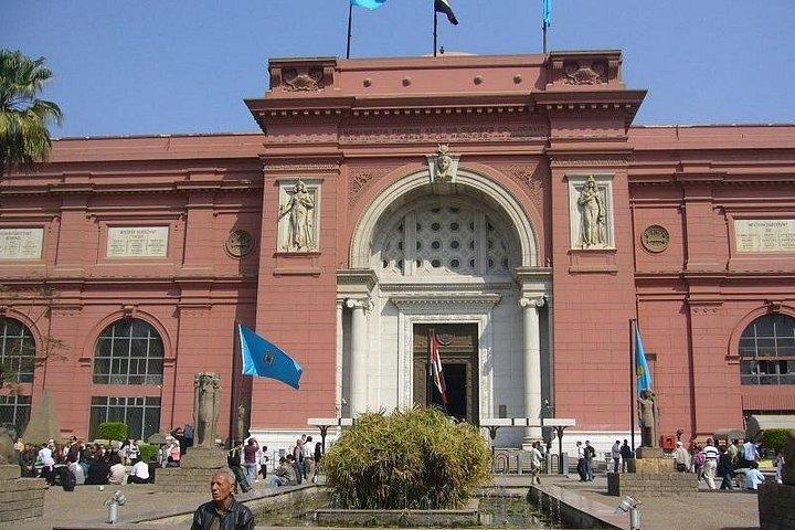 終日旅行 ギザのピラミッドとエジプト博物館 シャルム エル シェイクから飛行機で