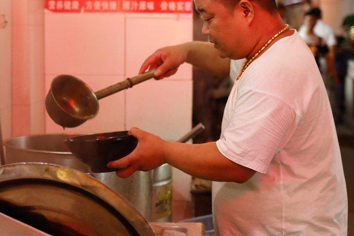 Secret Noodle og Wonton i Shanghai Alleyways med lokale øl