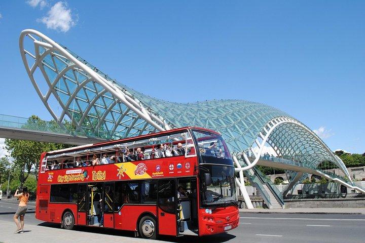 Tour della città Tbilisi su autobus rosso