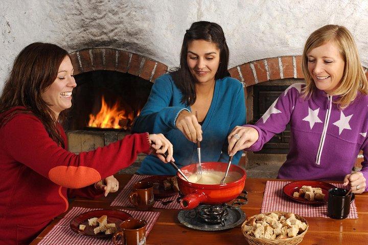 チューリッヒ発伝統のスイスチーズフォンデュのディナー付きスイスの食をめぐるツアー
