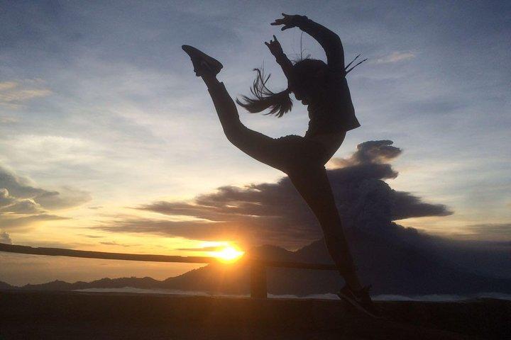 Compartiendo Mount Batur Sunrise Trekking y aguas termales naturales