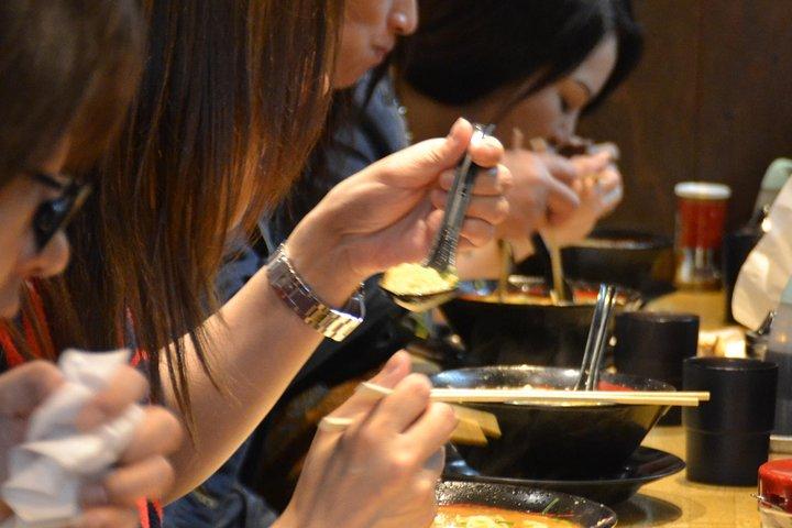 Excursão de comida de rua à noite em Downtown Osaka