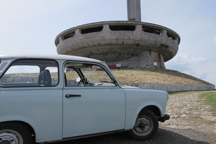 Tour di un giorno intero al Monumento di Buzludzha, a bordo di un'auto d'epoca Trabant