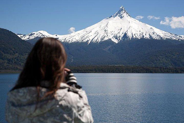 バリローチェからプエルトバラへのアンデスの湖を渡る旅