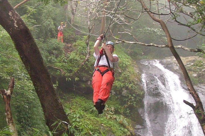 Ultimate Waterfall Zipline: 18 linjer över 11 fall