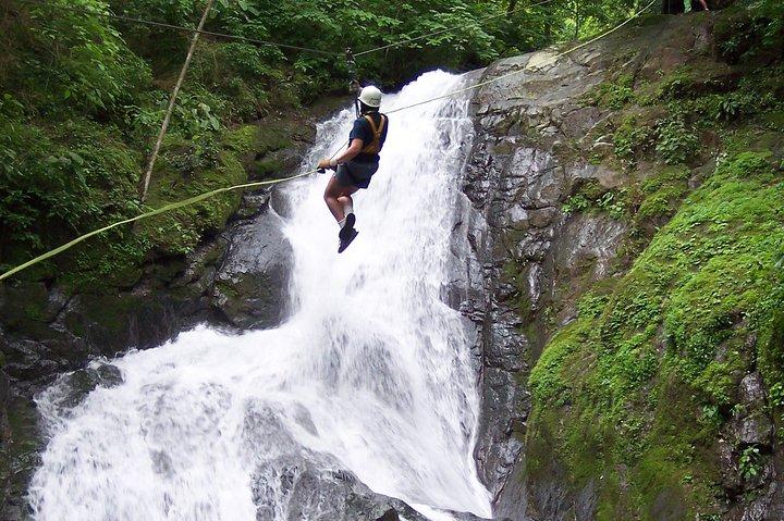 Ultimate Waterfall Zipline: 18 linjer över 11 fall