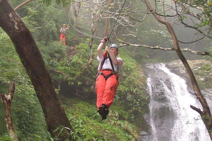 Excursion à terre Puntarenas: Mega Zipline (18 câbles, 11 chutes)