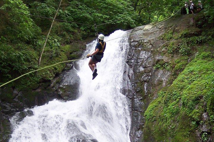 Excursion à terre Puntarenas: Mega Zipline (18 câbles, 11 chutes)