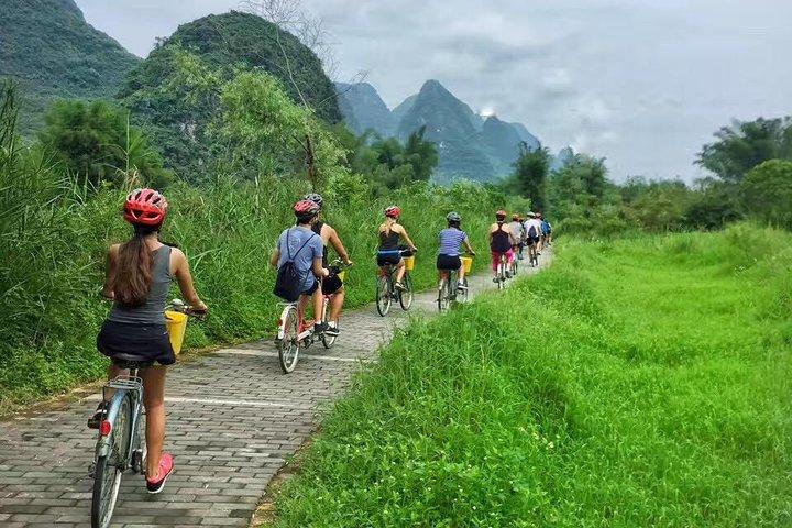 Private halbtägige Fahrrad- und Bambusfloß-Tour in Yangshuo