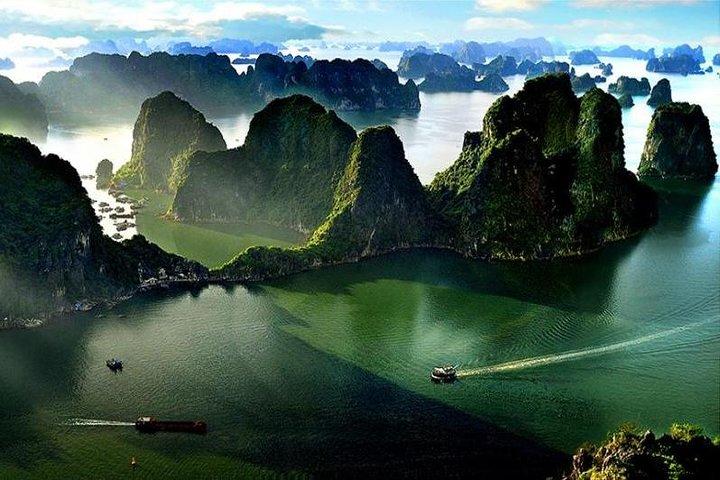 Excursión de un día a la bahía de Ha Long desde Hanói con kayak, natación y almuerzo