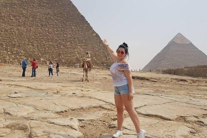 カイロ空港からのギザのピラミッド、エジプト博物館、地元のバザー