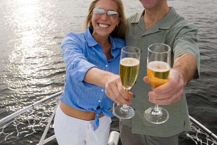 Crucero al atardecer con champán de 2 horas desde Grace Bay, Providenciales (solo para adultos)
