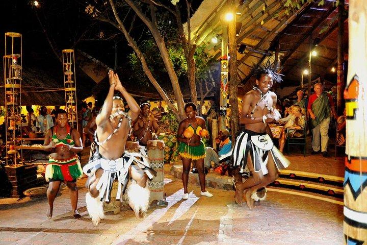 壮観なアフリカン ダンス ショー付きのボマ ディナー