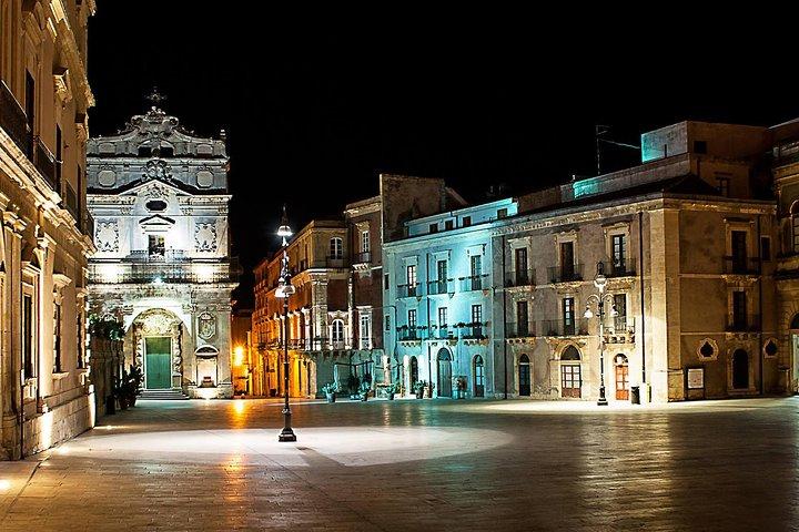 Paseo nocturno a pie por Ortigia en Siracusa.