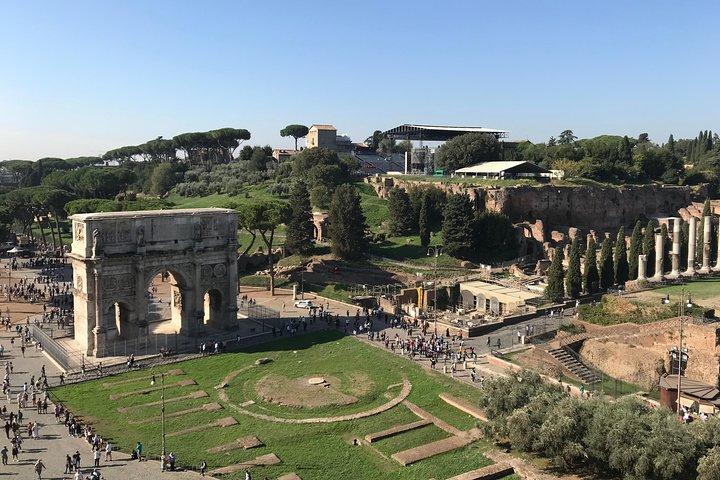 Tour privado por el Coliseo y la Antigua Roma con recogida en el hotel