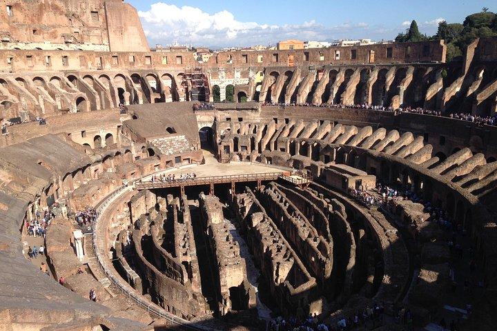 Tour privado por el Coliseo y la Antigua Roma con recogida en el hotel