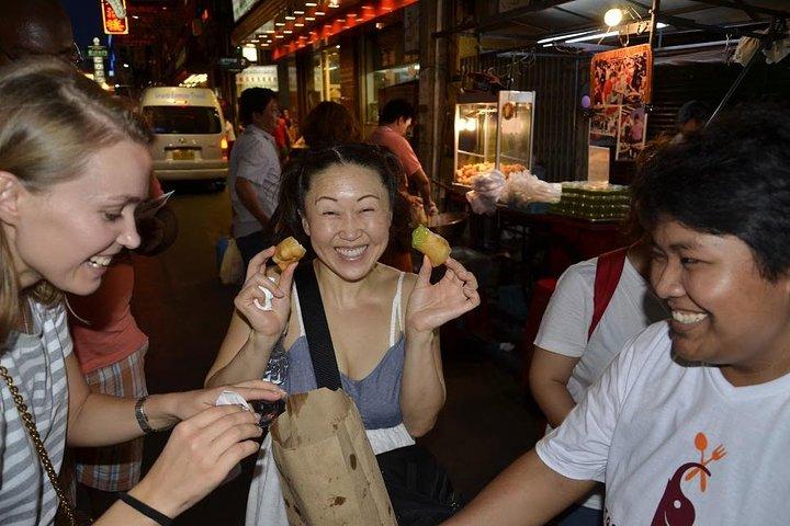 Saveurs de Bangkok : excursion gastronomique en petit groupe dans Chinatown en soirée