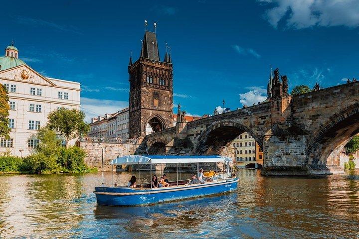 Cruzeiro do Canal do Diabo de Praga no rio Vltava com comentário
