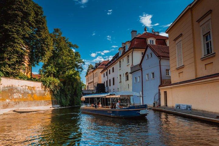 Cruzeiro do Canal do Diabo de Praga no rio Vltava com comentário