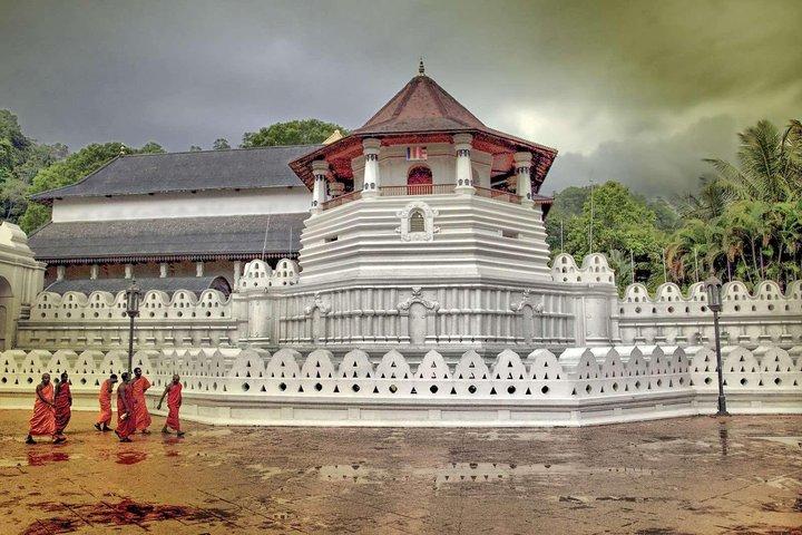 Kandy Hill e excursão pela capital cultural saindo de Negombo