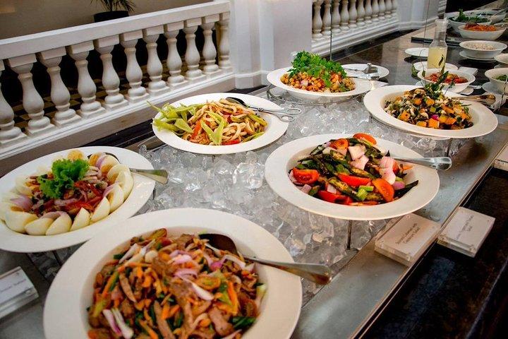 Colombo bei Nacht mit Abendessen im Cinnamon Lakeside Hotel