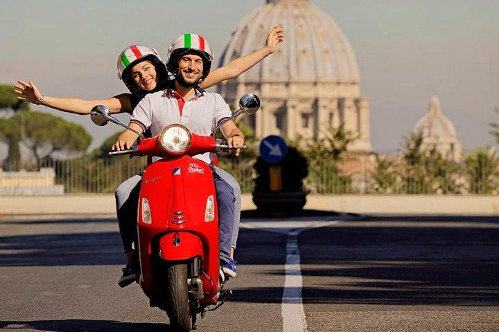 Roma sobre ruedas : Experimenta la Ciudad con un Tour Vespa