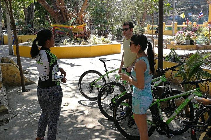 Explore Bangkok en bicicleta y barco con almuerzo